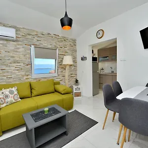 Laura Apartment Vir